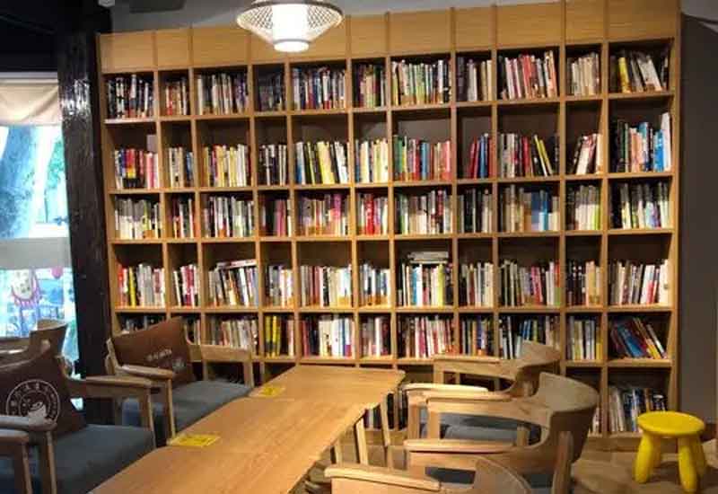　　在快節(jié)奏的現(xiàn)代生活中，書店不僅是售賣書籍的場(chǎng)所，更是人們心靈棲息的港灣。對(duì)于鄭州的書店而言，如何通過裝修設(shè)計(jì)營(yíng)造濃郁的書香氛圍，打造舒適宜人的閱讀區(qū)，成為吸引讀者、提升競(jìng)爭(zhēng)力的關(guān)鍵。接下來，就從多個(gè)維度為你解析鄭州書店?duì)I造書香氛圍與舒適閱讀區(qū)的設(shè)計(jì)方案。  　　1、整體布局規(guī)劃：打造流暢閱讀動(dòng)線  　　合理的整體布局是營(yíng)造良好閱讀體驗(yàn)的基礎(chǔ)。鄭州書店在設(shè)計(jì)時(shí)，可采用開放式與半開放式相結(jié)合的布局。將暢銷書、熱門書籍放置在入口顯眼位置，吸引讀者目光;按照文學(xué)、社科、兒童等不同類別劃分書籍陳列區(qū)域，每個(gè)區(qū)域設(shè)置清晰的指示牌。同時(shí)，在各個(gè)區(qū)域間留出寬敞的通道，避免擁擠雜亂，形成流暢的閱讀動(dòng)線。此外，可設(shè)置獨(dú)立的文創(chuàng)產(chǎn)品區(qū)、咖啡休閑區(qū)，與書籍陳列區(qū)相互呼應(yīng)，既豐富書店業(yè)態(tài)，又能引導(dǎo)讀者自然穿梭于不同空間，延長(zhǎng)停留時(shí)間。  　　2、色彩與燈光設(shè)計(jì)：烘托靜謐書香氛圍  　　色彩和燈光對(duì)書店氛圍的營(yíng)造起著至關(guān)重要的作用。在色彩選擇上，應(yīng)以沉穩(wěn)、寧?kù)o的色調(diào)為主，墻面可選用米白色、淺灰色等淡雅色彩，搭配木質(zhì)書架的暖棕色，營(yíng)造出溫馨而不失莊重的氛圍。燈光設(shè)計(jì)則需兼顧功能性與氛圍營(yíng)造，采用柔和的暖光作為基礎(chǔ)照明，均勻照亮整個(gè)書店空間;在書架區(qū)域設(shè)置局部射燈，突出書籍陳列，方便讀者查找;閱讀區(qū)的燈光要更加柔和，可使用臺(tái)燈、落地?zé)舻?，避免?qiáng)光直射，為讀者打造靜謐舒適的閱讀環(huán)境，讓讀者沉浸在書香之中。  　　3、閱讀區(qū)細(xì)節(jié)設(shè)計(jì)：提升舒適閱讀體驗(yàn)  　　舒適的閱讀區(qū)是書店留住讀者的核心。閱讀區(qū)的座椅選擇至關(guān)重要，應(yīng)采用符合人體工程學(xué)的沙發(fā)、靠椅，搭配柔軟的坐墊和靠枕，確保讀者長(zhǎng)時(shí)間閱讀不易產(chǎn)生疲勞感。閱讀桌椅的高度要合理搭配，桌面寬敞，方便讀者放置書籍和飲品。同時(shí)，在閱讀區(qū)設(shè)置充足的電源插座和 USB 接口，滿足讀者電子設(shè)備充電需求。此外，閱讀區(qū)的隔音設(shè)計(jì)也不容忽視，可采用吸音材料裝飾墻面和天花板，減少外界噪音干擾，為讀者提供安靜的閱讀空間。  　　4、文化元素融入：強(qiáng)化書店獨(dú)特氣質(zhì)  　　融入豐富的文化元素能讓書店更具辨識(shí)度和吸引力。鄭州有著深厚的歷史文化底蘊(yùn)，書店可將本地文化特色融入裝修設(shè)計(jì)中。例如，在墻面裝飾上展示鄭州的歷史建筑、文化名人等圖片或繪畫;設(shè)置本土文化書籍專區(qū)，陳列與鄭州相關(guān)的歷史、民俗、藝術(shù)等書籍;還可定期舉辦與鄭州文化相關(guān)的講座、讀書分享會(huì)等活動(dòng)，讓書店成為傳播本土文化的平臺(tái)。此外，通過擺放藝術(shù)擺件、懸掛書法作品等方式，提升書店的文化品味，強(qiáng)化其獨(dú)特氣質(zhì)，讓讀者在閱讀之余，也能感受到文化的熏陶。  　　鄭州書店通過科學(xué)的整體布局規(guī)劃、巧妙的色彩燈光設(shè)計(jì)、貼心的閱讀區(qū)細(xì)節(jié)處理以及豐富的文化元素融入，能夠成功營(yíng)造出濃厚的書香氛圍與舒適的閱讀區(qū)。這樣的設(shè)計(jì)不僅能滿足讀者對(duì)高品質(zhì)閱讀環(huán)境的需求，還能讓書店成為城市文化的重要載體，吸引更多讀者走進(jìn)書店，享受閱讀的樂趣，為鄭州的文化建設(shè)與發(fā)展貢獻(xiàn)力量。