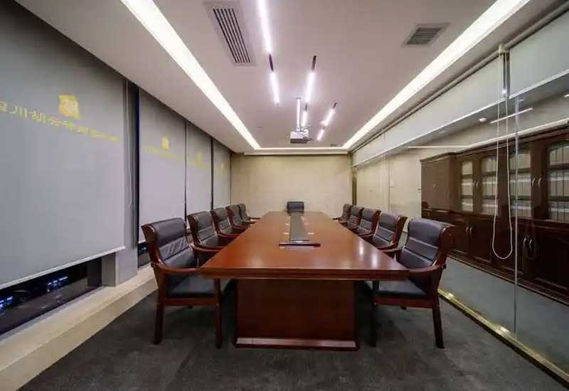鄭州律師事務(wù)所裝修如何營(yíng)造專業(yè)感？胡桃木+黃銅